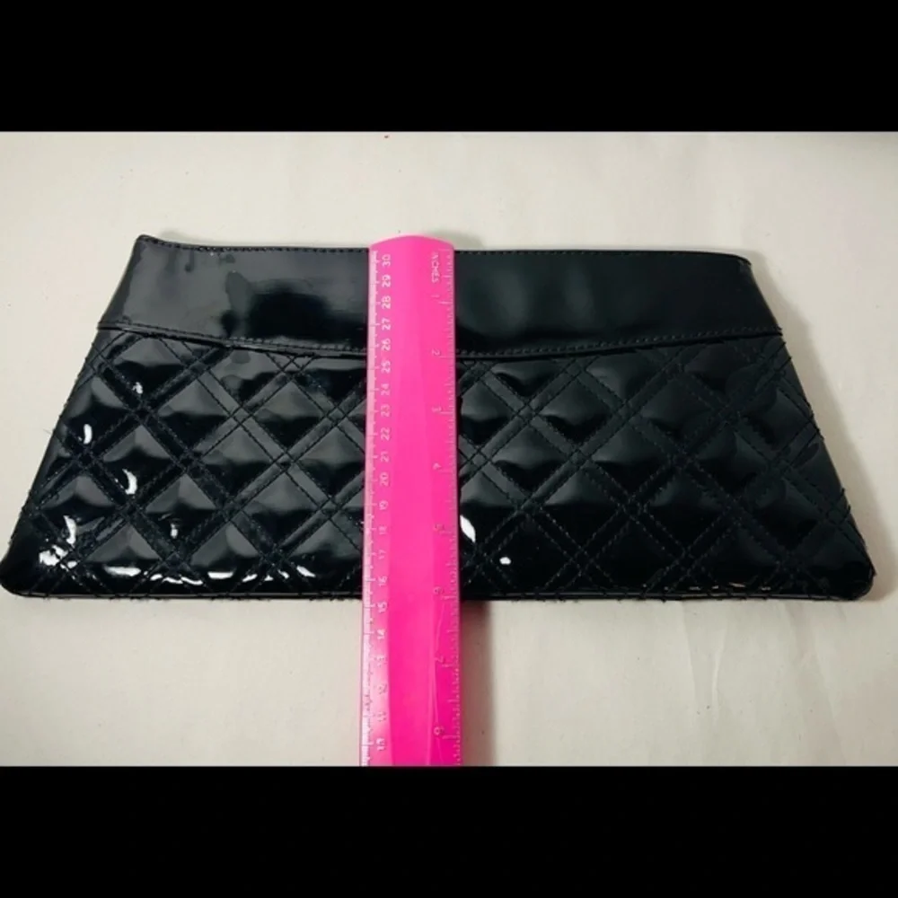 Murval snap closure clutch